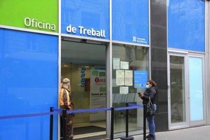 Una dona esperant el seu torn per entrar a l'Oficina de Treball