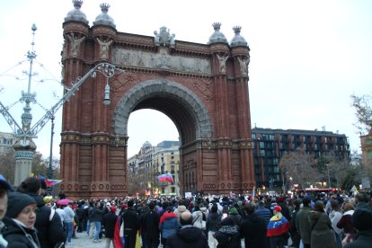 La concentració per reclamar la "llibertat" de Veneçuela a l'Arc de Triomf