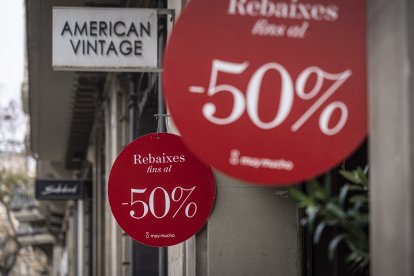 Un cartell que anuncia rebaixes del 50%