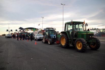 Tractors i vehicles aparcats i diversos pagesos bloquejant l’accés al port de Tarragona per rebutjar el Tractat de Mercosur