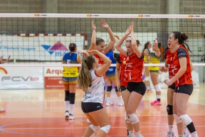 A l'esquerra, les jugadores de l'equip femení CV Sant Pere i Sant Pau celebrant un punt i, a la dreta, els jugadors de l'equip masculí durant un partit.
