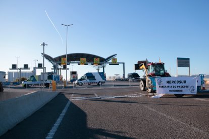 L'accés principal del Port de Tarragona, tallat per la manifestació de Revolta Pagesa