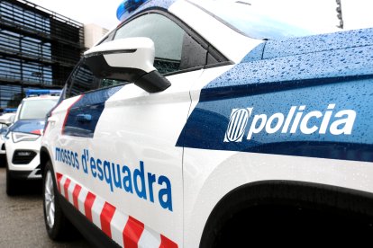 Pla de detall del lateral d'un dels nous vehicles dels Mossos d'Esquadra presentats al Complex Egara, el dia 11 de novembre de 2021