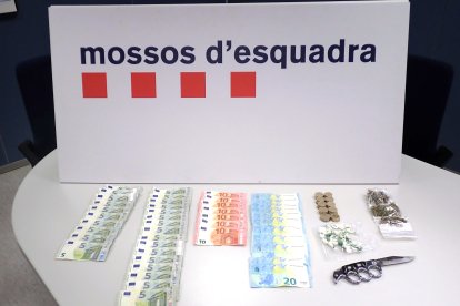 Estris i diners intervinguts al detingut per tràfic de drogues a la Sénia.