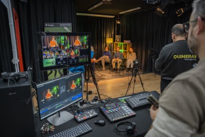 Imatge del plató principal de La Visual, on ahir es va celebrar l'acte de presentació de l'equipament.  Un grup de joves aprenent com fer anar la càmera a l'estudi fotogràfic.