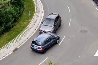 Un conductor agafa una rotonda de Reus en sentit contrari