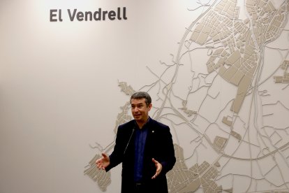 L'alcalde del Vendrell, Kenneth Martínez, durant la trobada amb els mitjans de comunicació.