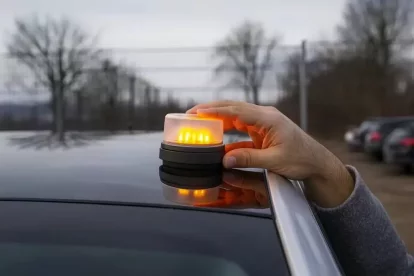 Imatge d’arxiu d’una balisa V16 activada