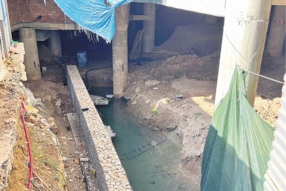 Estat actual de la finca que amaga les restes de la Font dels Lleons.