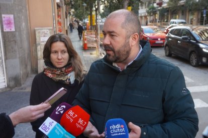 ERC denuncia que a Prat de la Riba es mantinguin tres carrils molt amples que, segons van indicar, afavoreixen l’aparcament en doble fila.