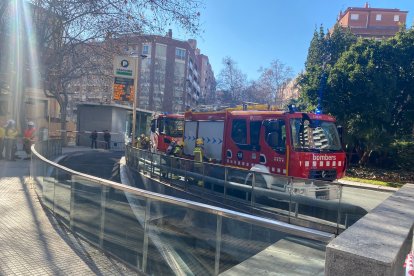 Els Bombers treballant al pàrquing de la Pastoreta.