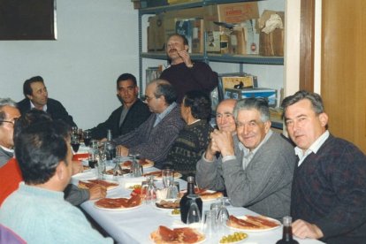 Veïns i socis d’Alcover durant les trobades del Cercle d’Amics a finals del segle XX.  Tomás Molina durant la seva intervenció al Centre.