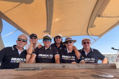 Imatge d'Urbano Rifaterra amb la tripulació del Miuroc Tu en una de les etapes de la volta al món.  El Miuroc Tu és un veler de 17,5 metres d'eslora.