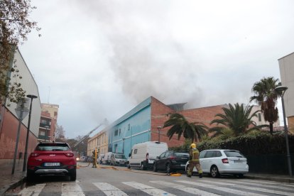 Els Bombers treballen en l'incendi d'una empresa d'aliments congelats a Reus