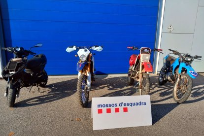 Les quatre motocicletes localitzades al taller mecànic clandestí de Montblanc