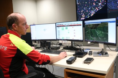 El sergent del Grup d'Actuacions Especials (GRAE) dels Bombers de la Generalitat, Marc Reixach, a la sala de control dels Bombers a Bellaterra