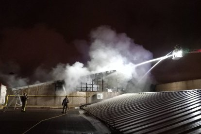 Imatge de l'incendi en una nau de Reus