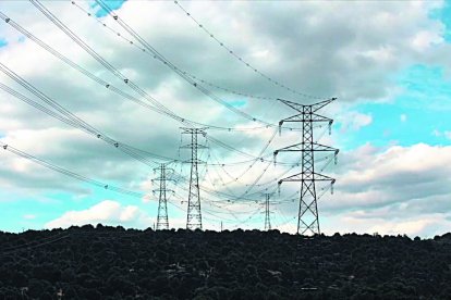 Imatge de torres elèctriques d’alta tensió de Red Eléctrica Española.