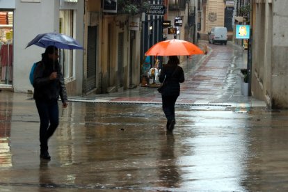 Pluja al centre de Figueres aquest dilluns al migdia
