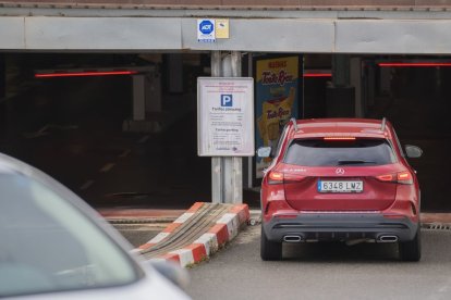 Fotografia de l'entrada del pàrquing del Carrefour de Reus, de pagament des d’aquest dilluns 19 de gener.