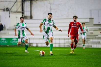 El jugador del Nàstic Pau Martínez perseguint a l'extrem de l'Atlético Sanluqueño Rodri Val.