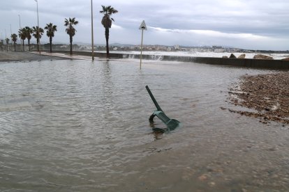 Inundacions al passeig de l'Arenal de l'Ampolla pel fort onatge de la llevantada.