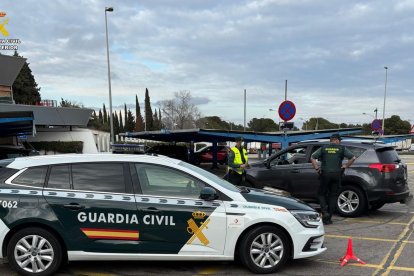 La víctima viajaba en el interior del vehículo del detenido.