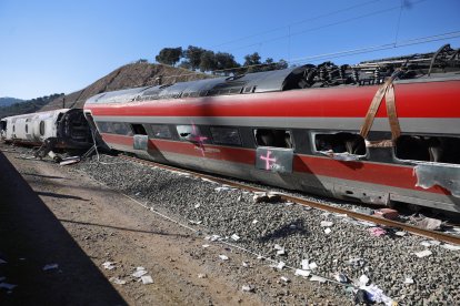 Vagones de los trenes Iryio y Alvia siniestrados en el accidente ferroviario ocurrido el pasado domingo.