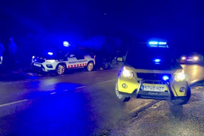 Vehicles d'emergències a la zona de l'accident d'un tren a Gelida, aquest dimarts a la nit.