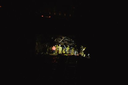 Els cossos d'emergència treballen en el tren accidentat a Gelida.