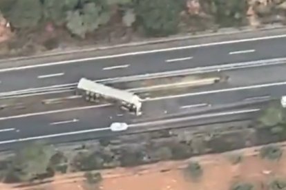 Camió bolcat a l'AP7 a l'Ampolla.