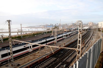 Les vies de l'estació de trens de Tarragona amb diversos trens aturats per la interrupcció del servei.