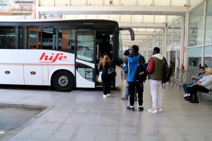 Passatgers pujant a un autobús a l'estació de la Hife de Tortosa
