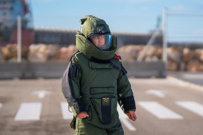 La unitat dels TEDAX de la Guàrdia Civil s'ha encarregat de retirar l'artefacte explosiu durant el simulacre que s'ha realitzat al Port de Tarragona.