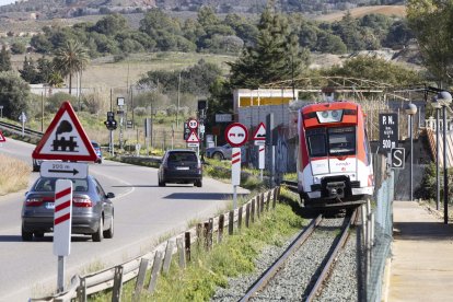 Un tren de Cercanías circula pel lloc on es va produir l'accident a Cartagena (Múrcia).