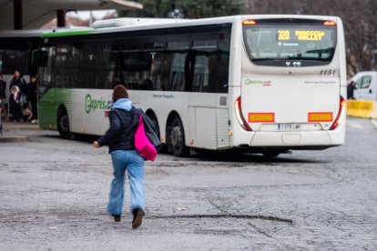 Una usuària corre a buscar un autobús a l'estació Fabra i Puig