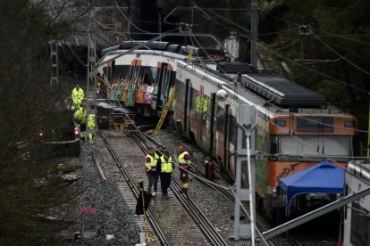 El tren accidentat a les vies