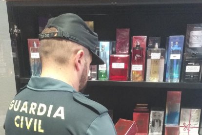 Un agent de la Guàrdia Civil inspeccionant una botiga