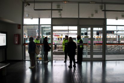 Informadors de Renfe informen als usuaris de la situació actual de Rodalies