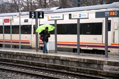 Un usuari que ha baixat del tren va a buscar l'autobus