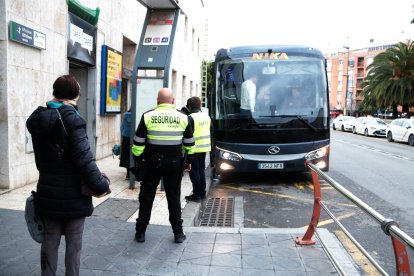 el servei Un autobús amb destí a Reus i Barcelona recull els passatgers de Tarragona després de la suspensió de Rodalies