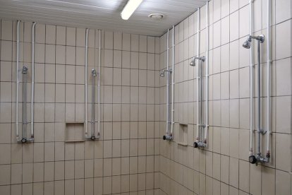 Imatge de les dutxes del Pavelló Municipal de Cambrils, analitzades l'any 2024.