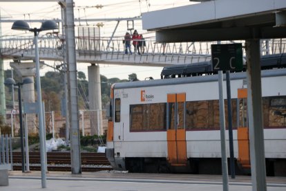 Un tren aturat a les vies de l'estació de Tarragona aquest diumenge