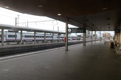 Aspecte de l'andana sense activitat de l'estació de trens de Tarragona, aquest diumenge