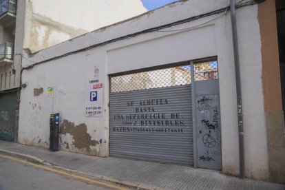 L'hotel es projecta al carrer Pau del Protectorat número 24.