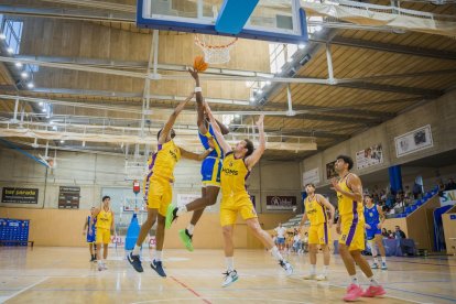 Imatge d'arxiu d'un partit del CB Salou contra la UE Mataró.