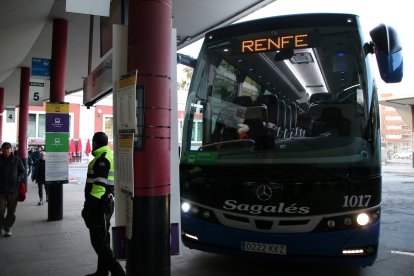 Un autobús alternatiu al servei de Renfe, a l'estació de Fabra i Puig