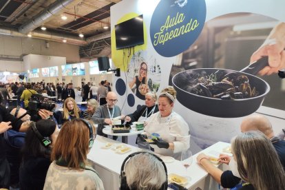 La xef del grup Pòsit, Mercè Prado, durant el Taller de sadines en escabetx.