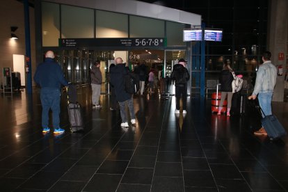 Diversos passatgers entrant als accessos de l'alta velocitat a l'estació del Camp de Tarragona.