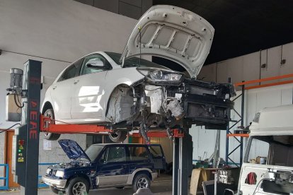 Un vehicle en procés de reparació al taller il·legal.